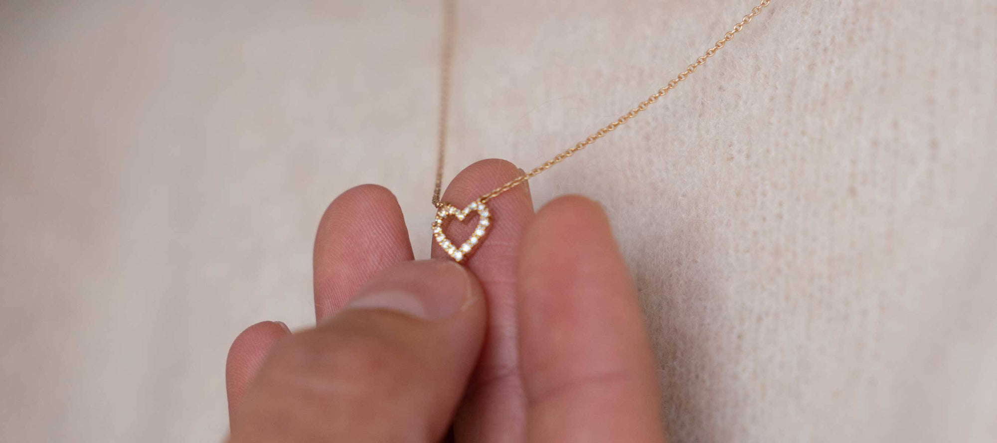 Mann legt Frau eine Kette als Geschenk um den Hals