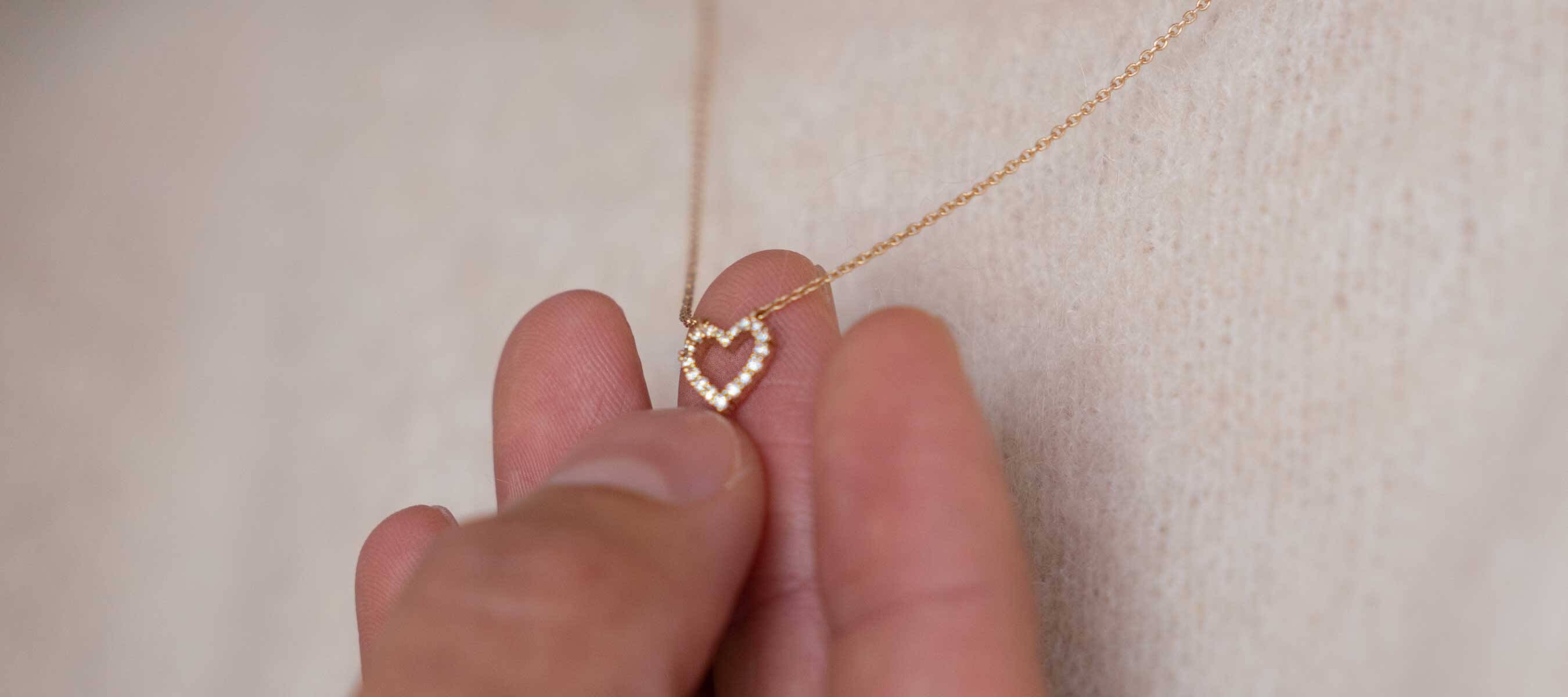 Mann legt Frau eine Kette als Geschenk um den Hals