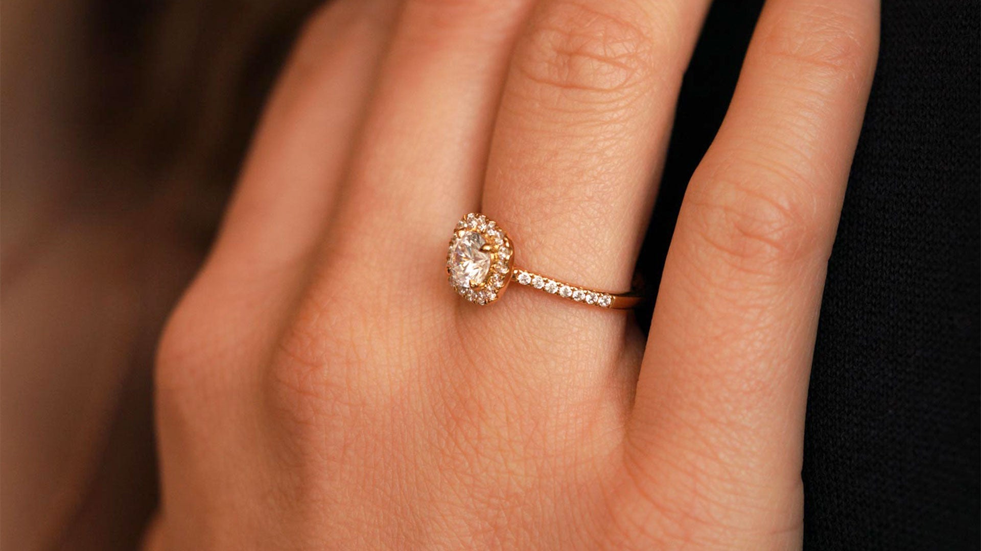 nachhaltige Diamantringe mit Halo Fassung