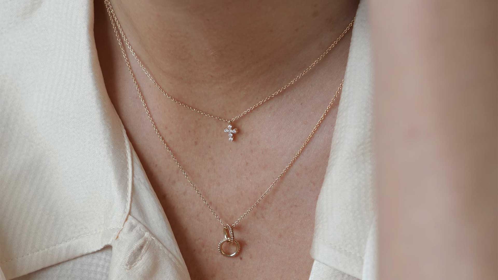 filigrane, nachhaltige Kreuzkette mit natürlichen Diamanten