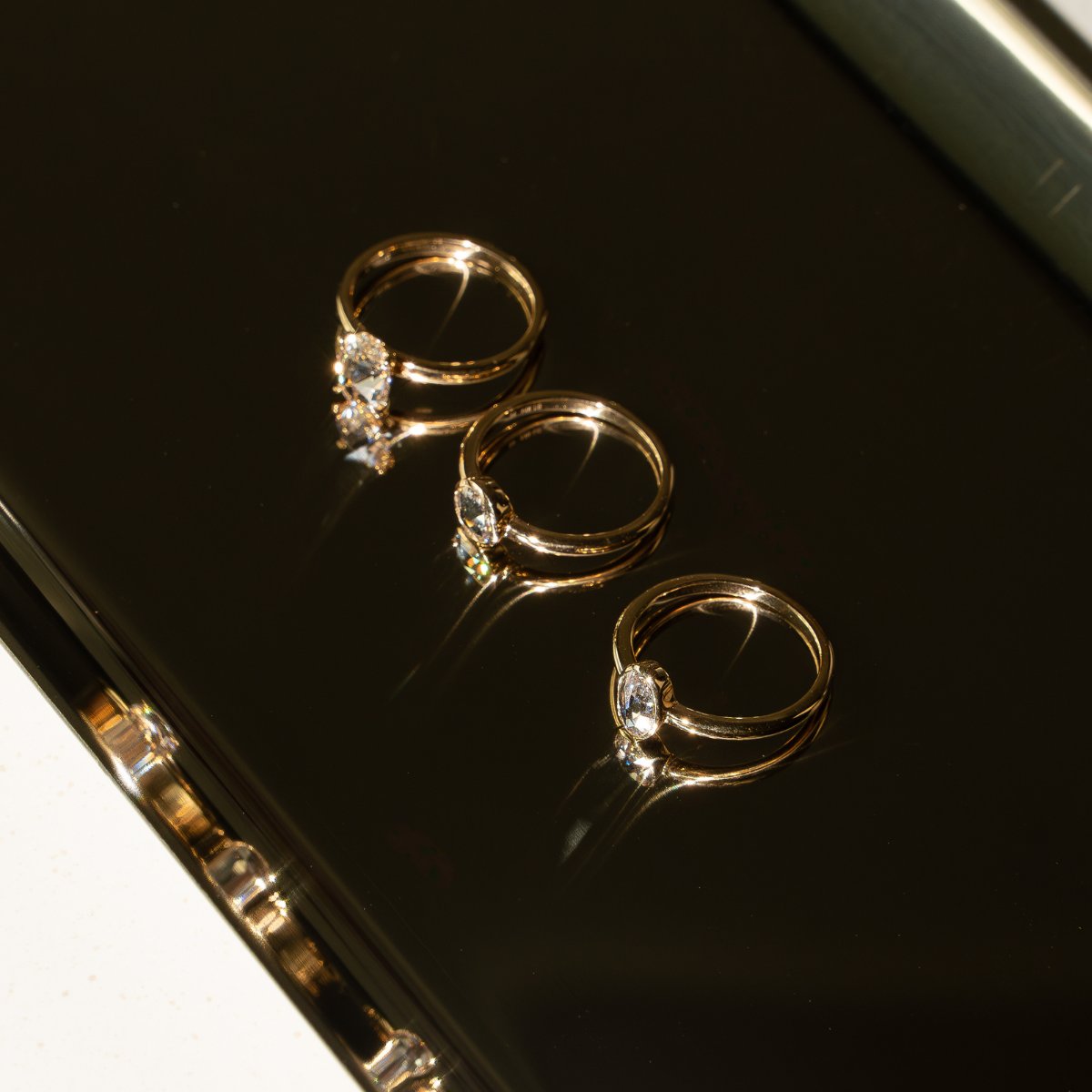 Frau sitzt auf Sofa und trägt Goldschmuck mit Diamanten