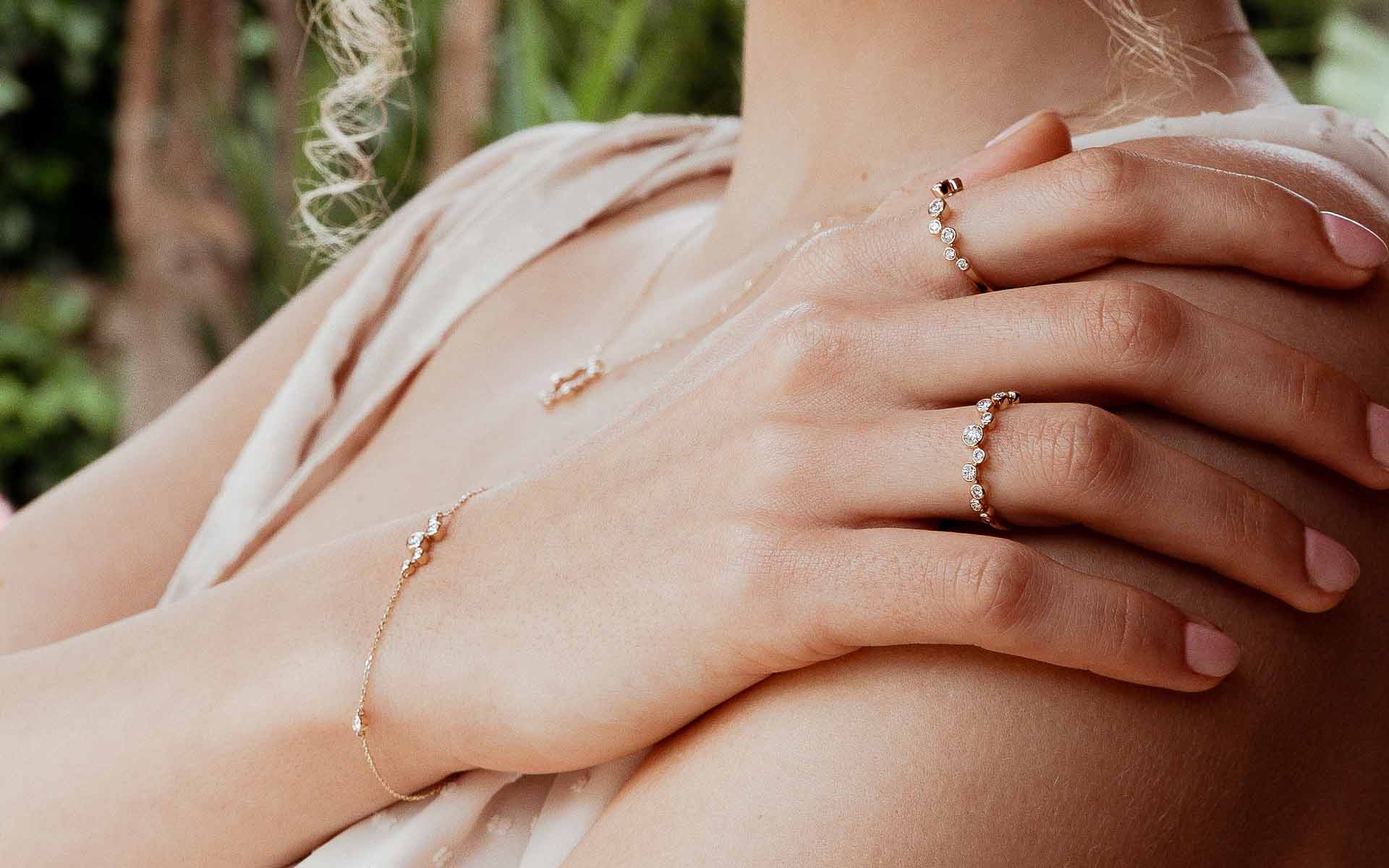 Goldschmuckt mit Diamanten die Sternenstaub ähneln