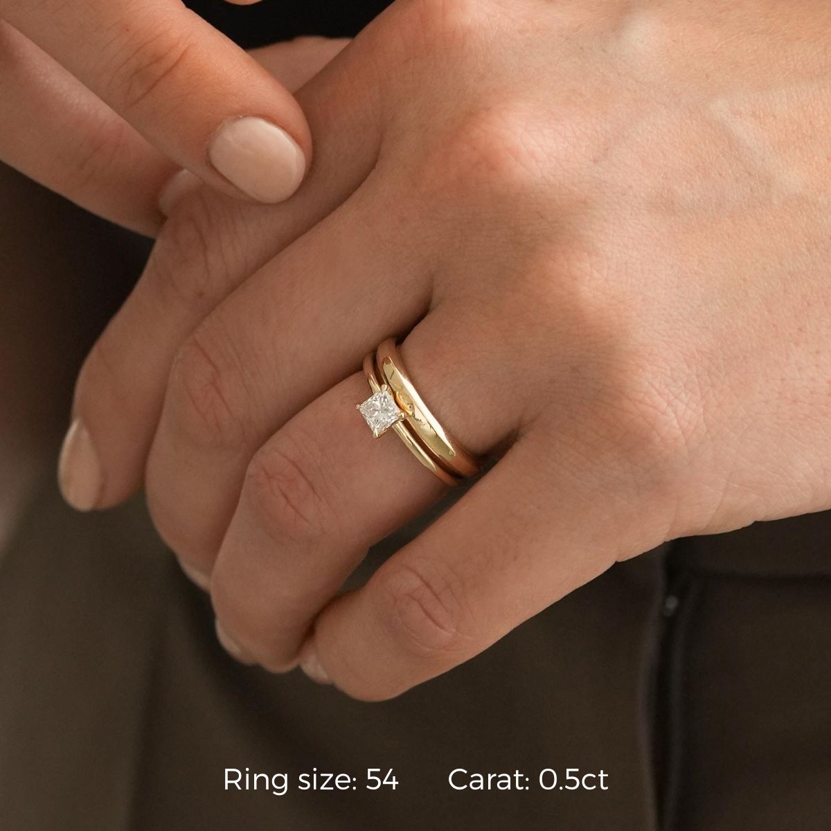 Schlichter Ring mit natürlichem Diamanten im Prinzessinnen-Schliff am Model