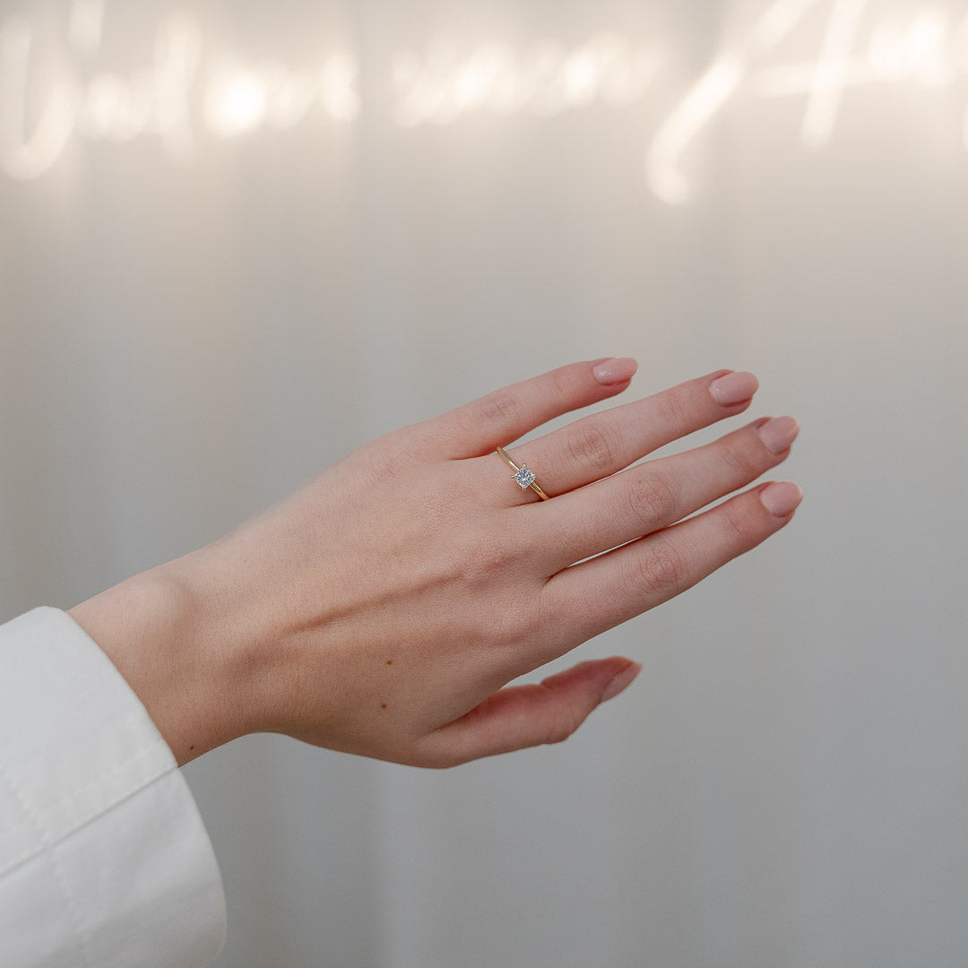 Ring in Gelb mit natürlichem Diamanten im Prinzessinnen-Schliff am Model