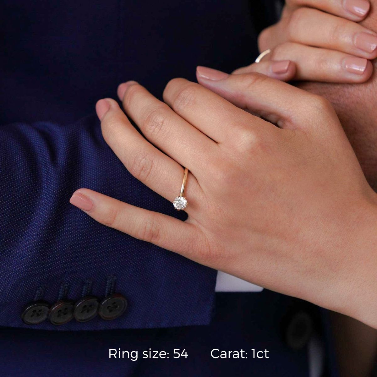 Nahaufnahme Hand mit solitärem Diamantring in Gelbgold