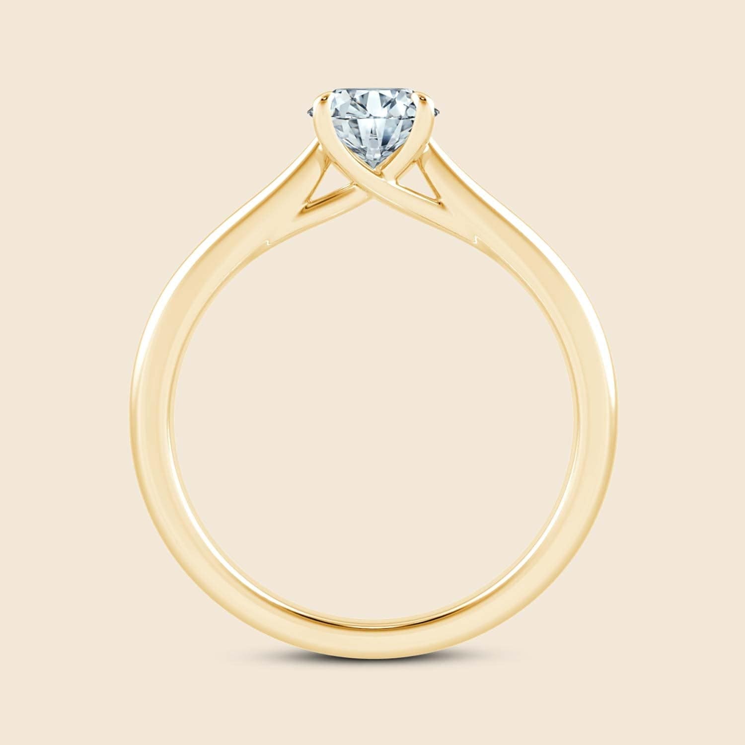Seitliche Ansicht des Verlobungsringes mit hoher Diamantfassung