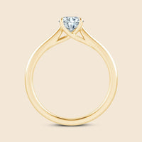 Seitliche Ansicht des Verlobungsringes mit hoher Diamantfassung