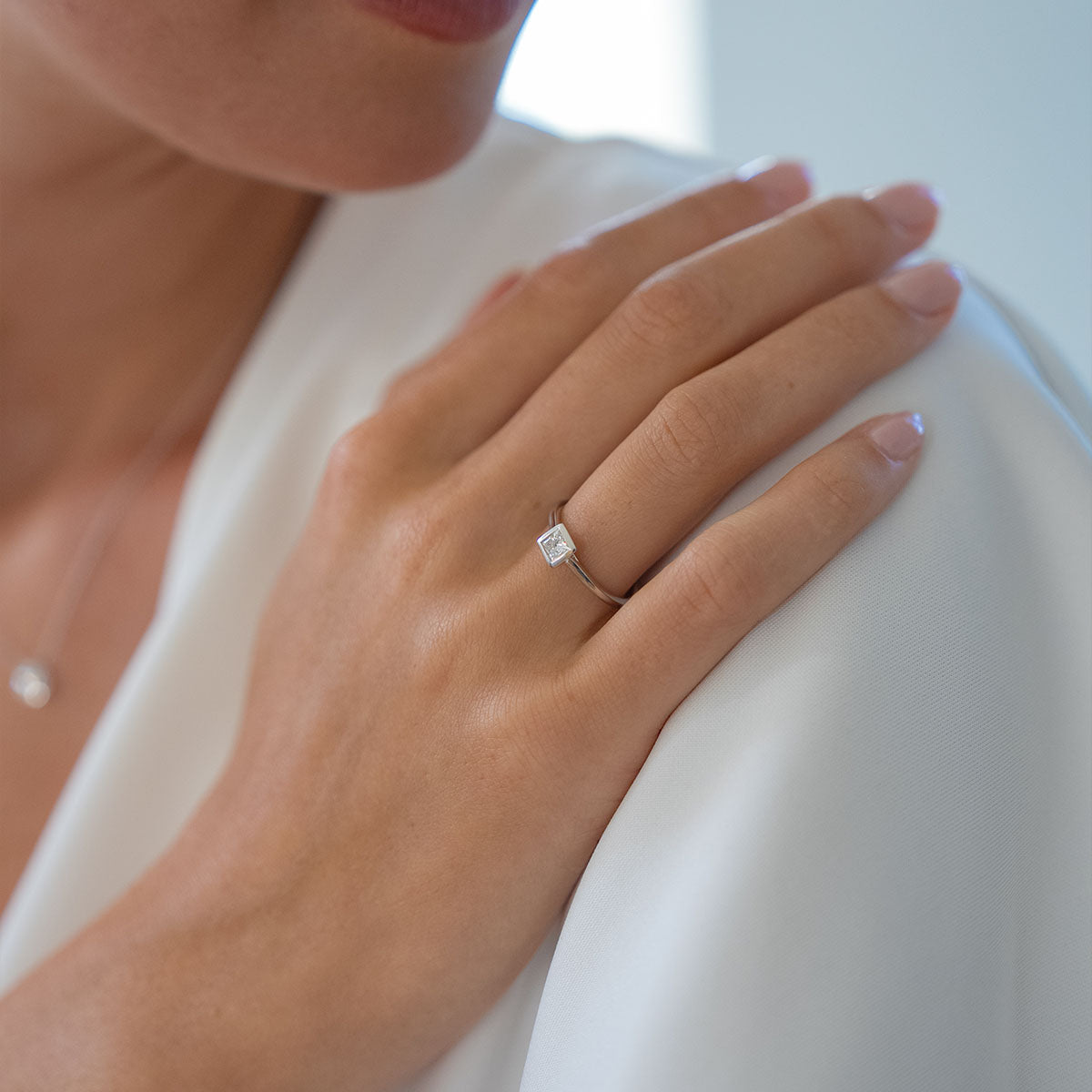 Model trägt Princess Floating Iris Ring in Weißgold