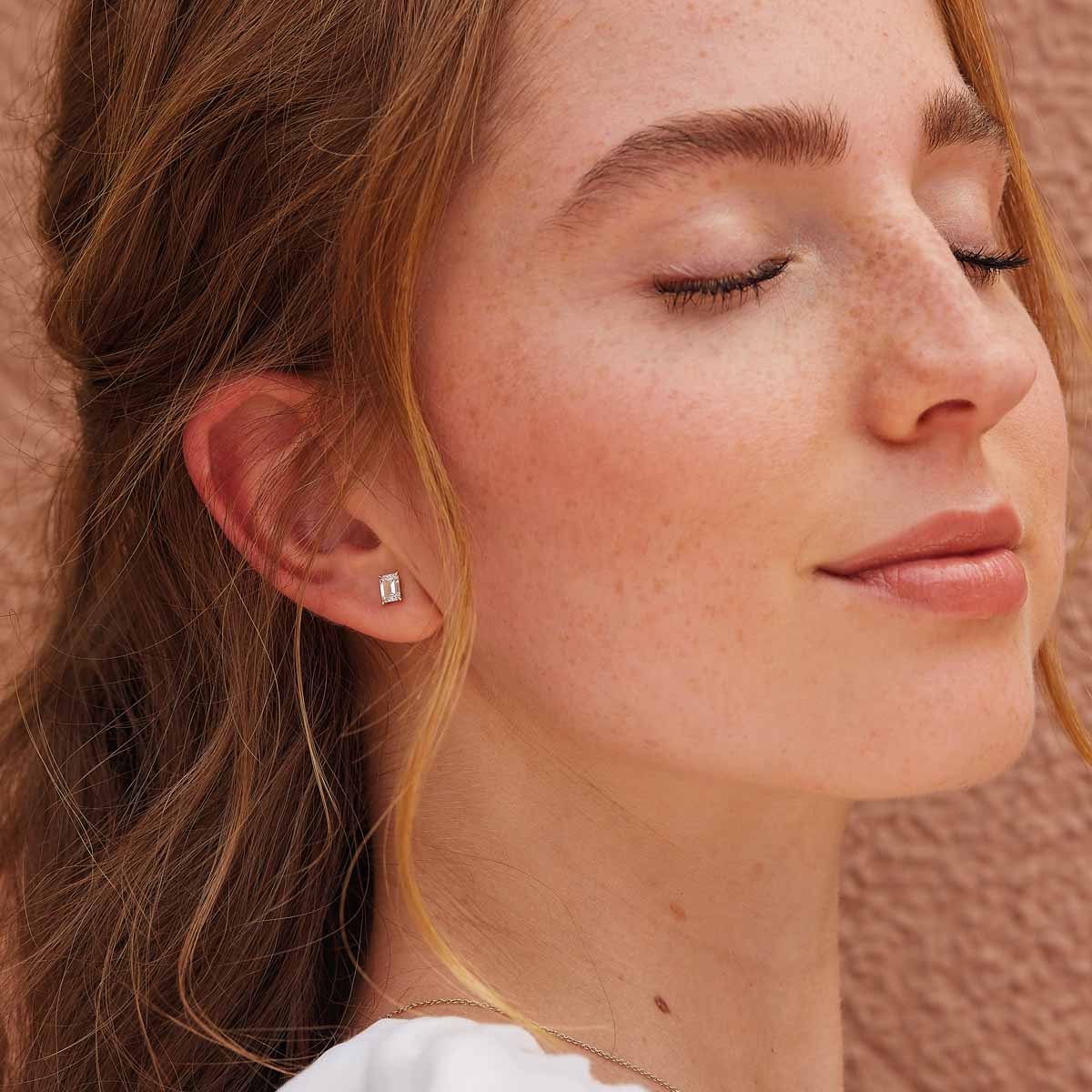 Emerald Lily Stecker getragen vom Model