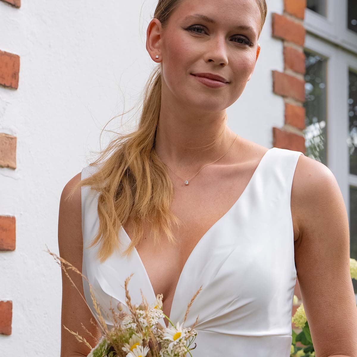Model trägt 14k Gelbgold Kette mit rundem Schliff