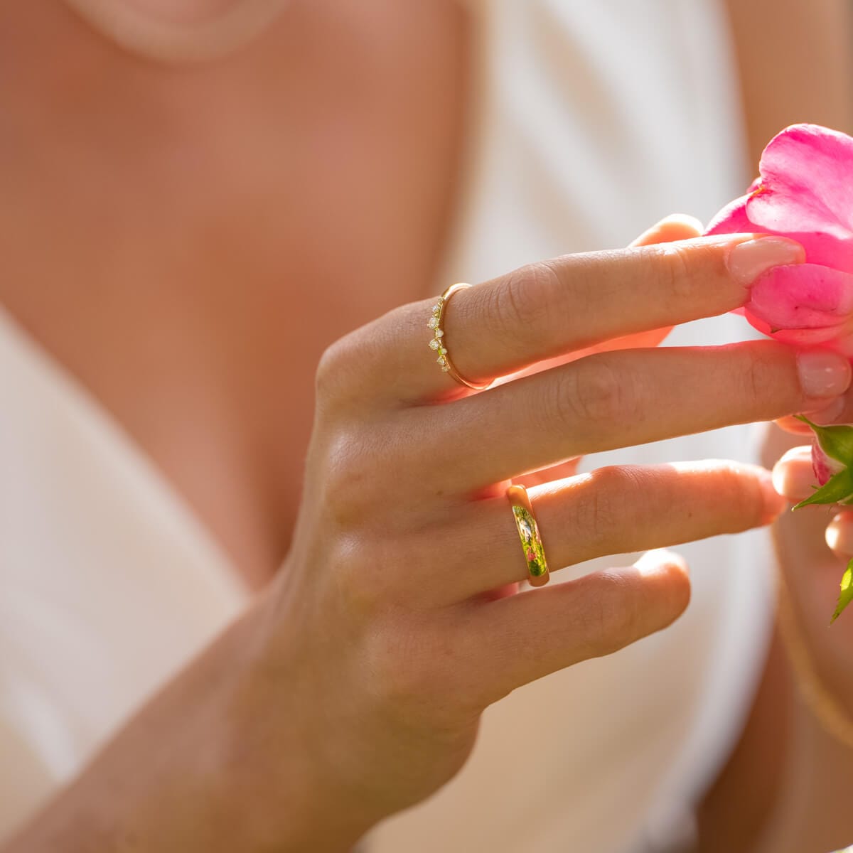 Diamantring mit versetzten Diamanten im Rund-Schliff am Model