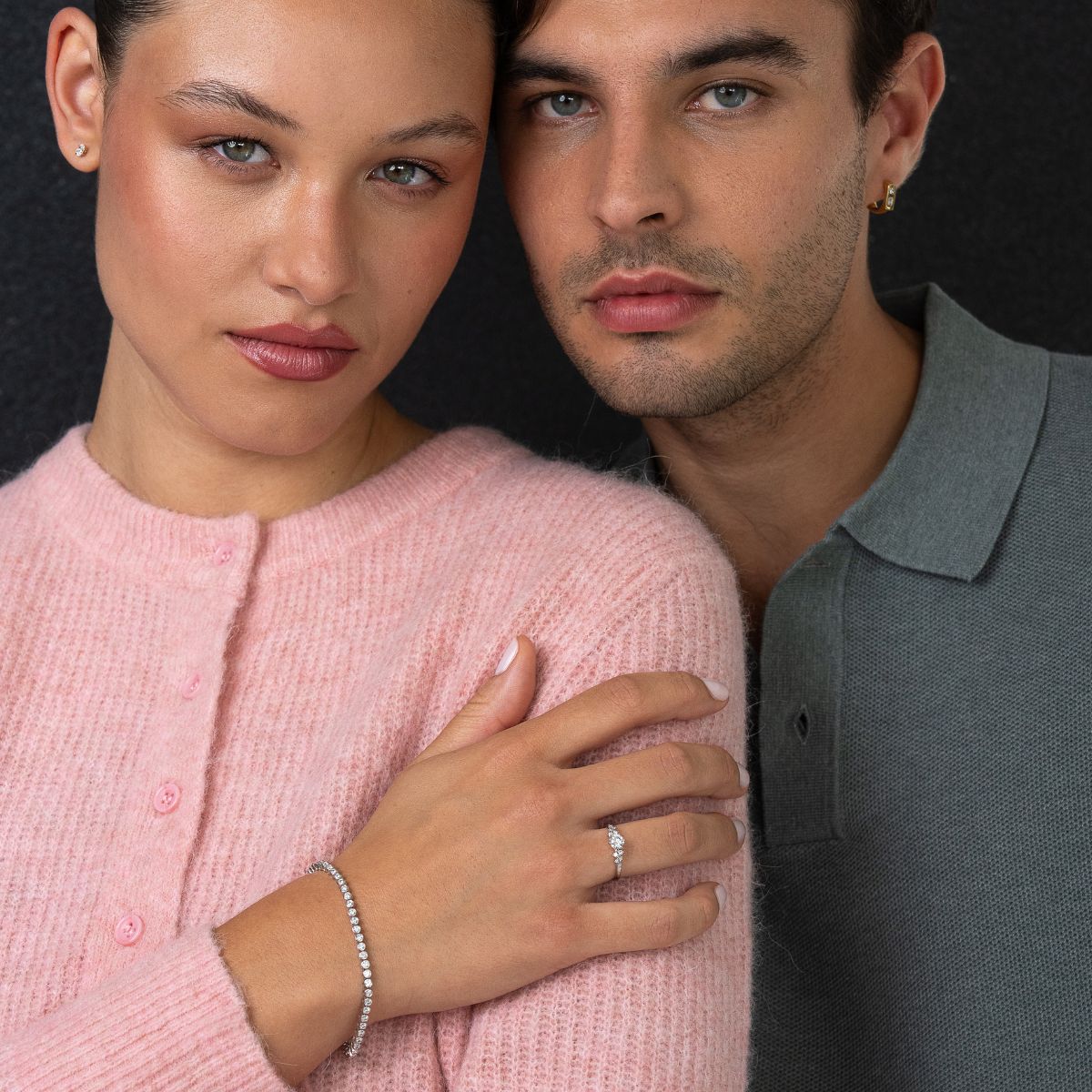 Model trägt Ring in 14k Weißgold mit Lab Diamanten