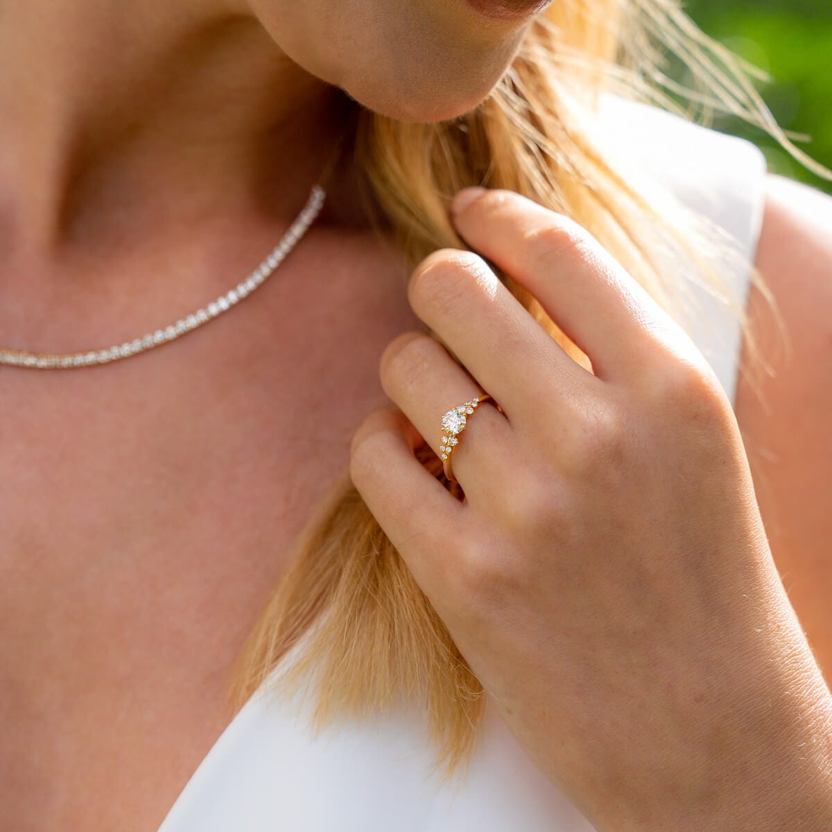 Verlobungsring mit seitlichen Diamanten an Brautmodel