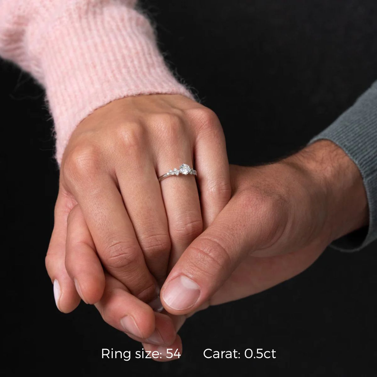 Nahaufnahme Verlobungsring in 14k Weißbgold mit Lab Diamanten