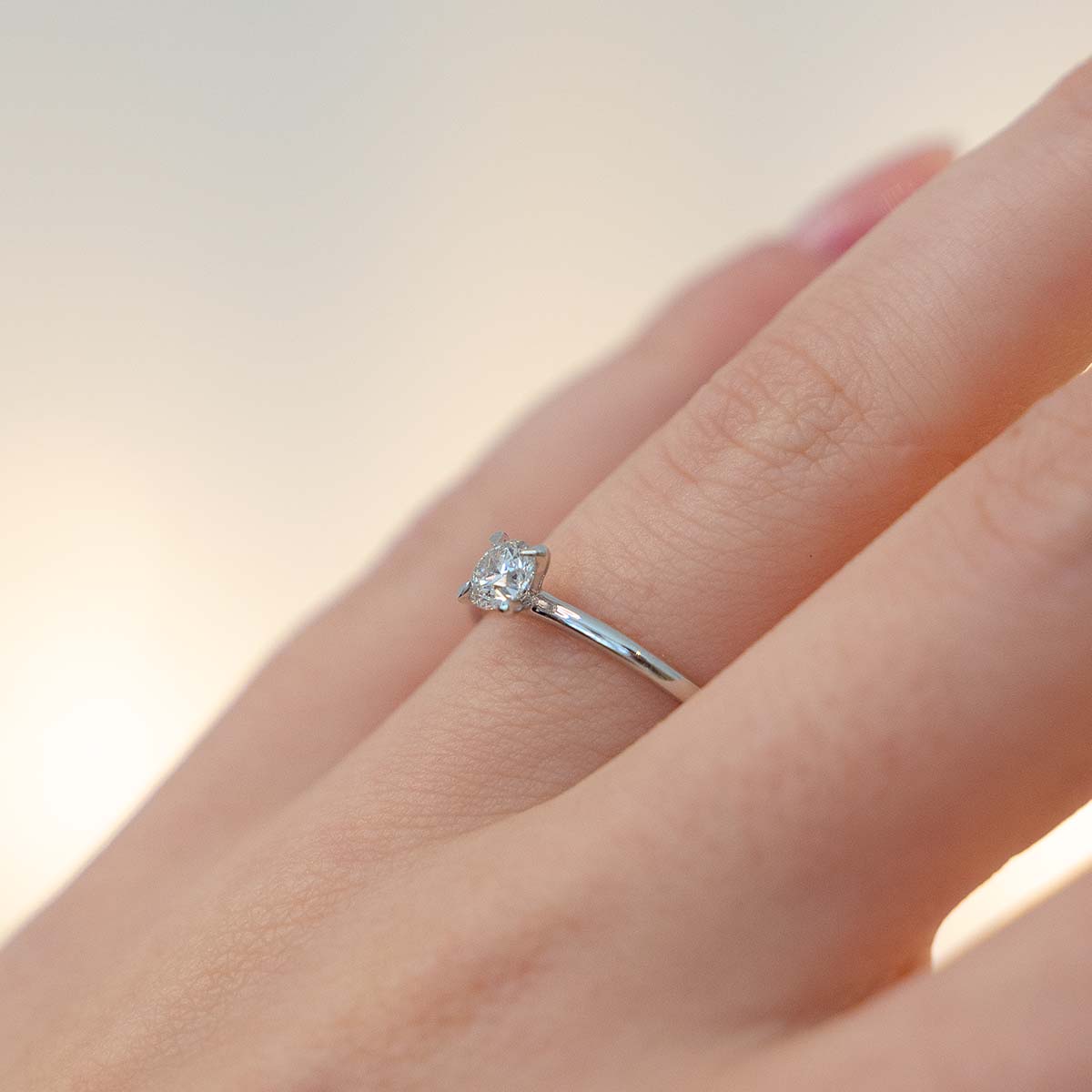 Eleganter Ring mit Diamant im Rund-Schliff