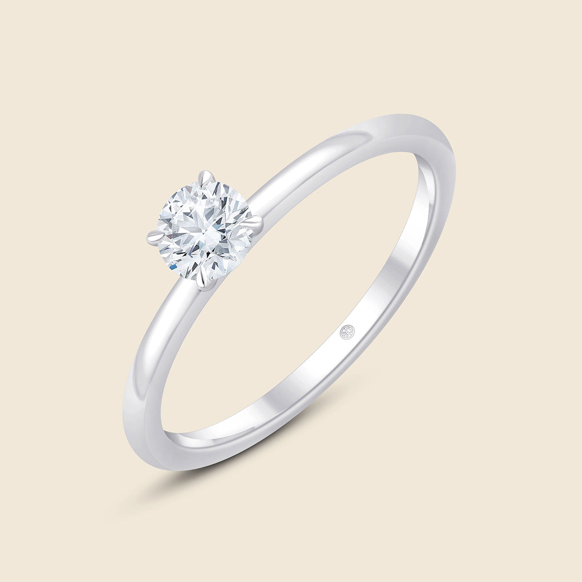 Schlichter 950er Platinring mit einem Lab-Grown Diamanten im Rund-Schliff an der Spitze
