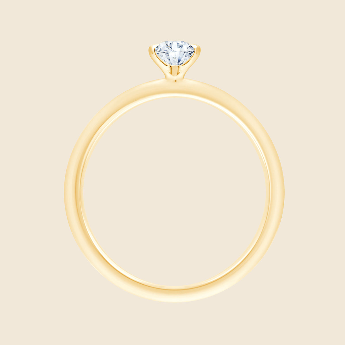 Schlichter Goldring von vorne mit einem Lab-Grown Diamanten im Rund-Schliff an der Spitze. Er wird durch die Zinken so gehalten, dass die Seiten perfekt in Szene gesetzt werden.