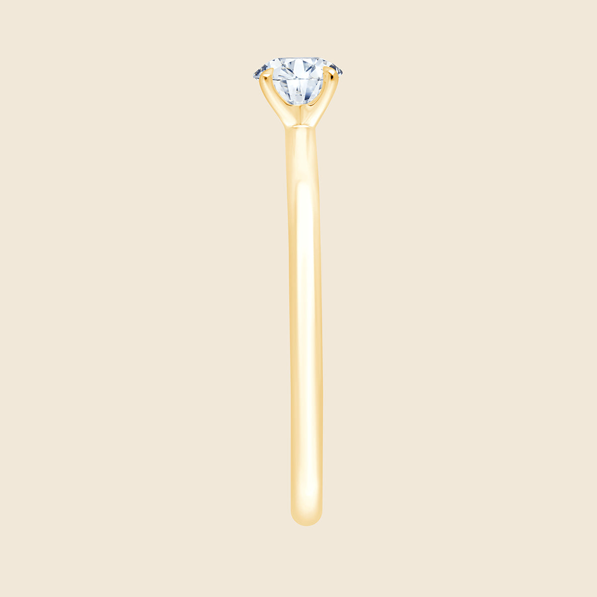 Schlichter Goldring von der Seite mit einem Lab-Grown Diamanten im Rund-Schliff an der Spitze. Er wird durch die Zinken so gehalten, dass die Seiten perfekt in Szene gesetzt werden.