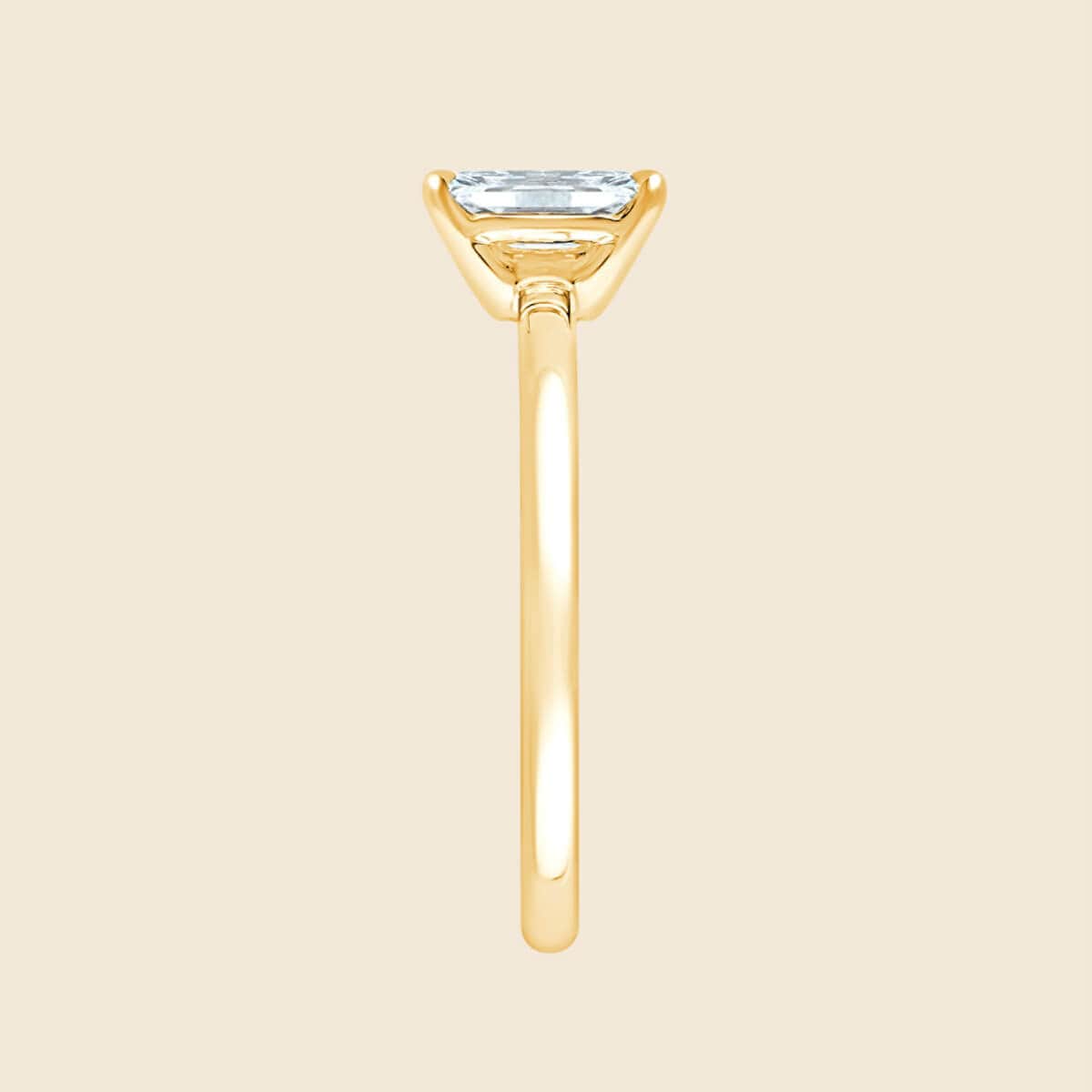 Radiant Cut Verlobungsring mit Labor kultiviertem Diamant seitlich dargestellt
