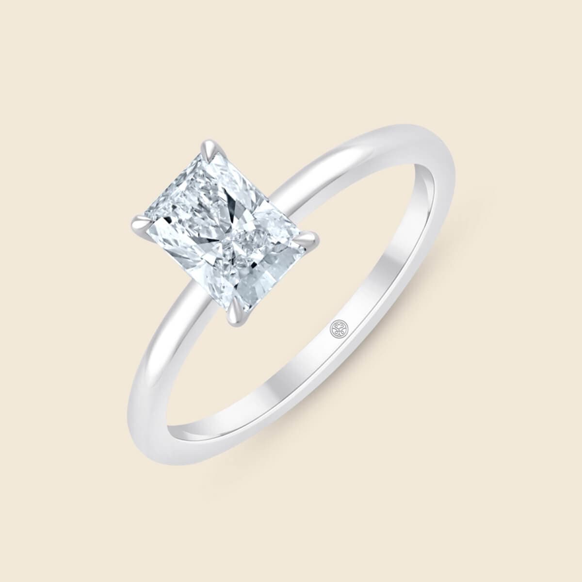 Auffälliger Radiant-Verlobungsring mit einem Lab-Diamanten in Weißgold