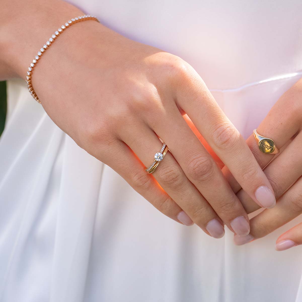 Model trägt mittig verengten Ring als Vorsteckring