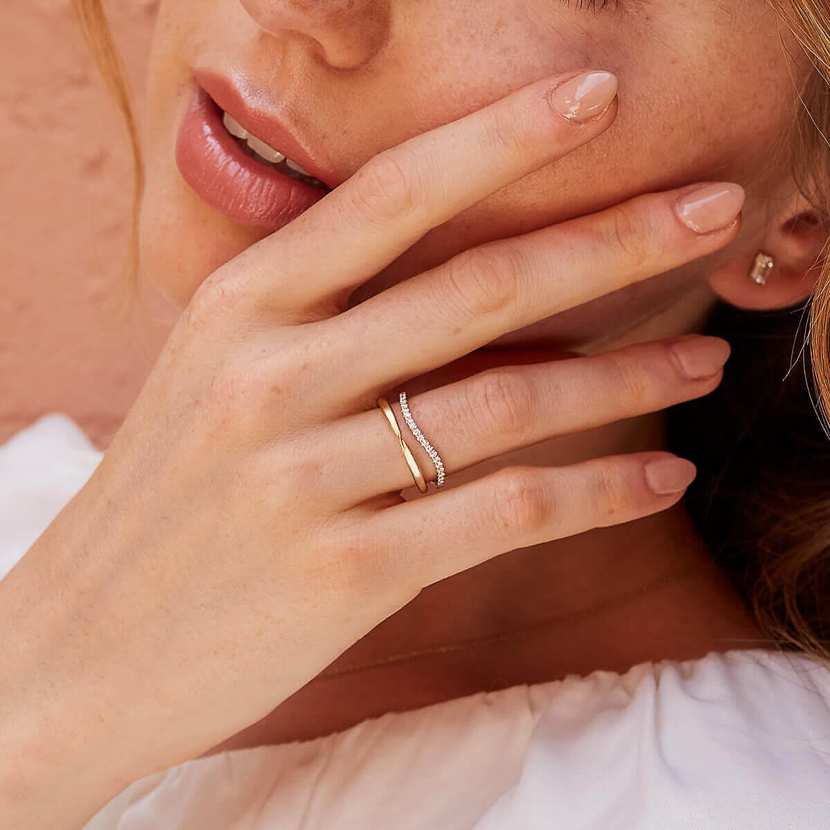 Model trägt verspielte Design in Kombination mit wellenförmigem Diamantring