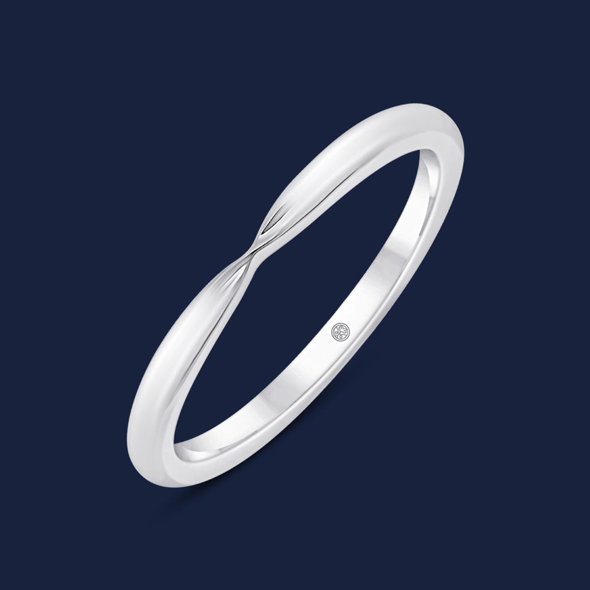 Mittig verengter Ring in Weißgold