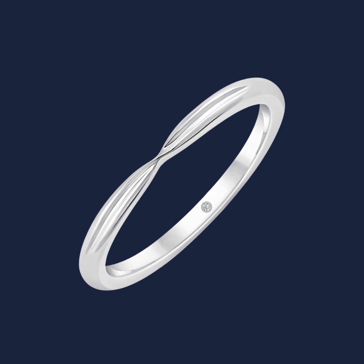 Verspielter Ring in Weiß