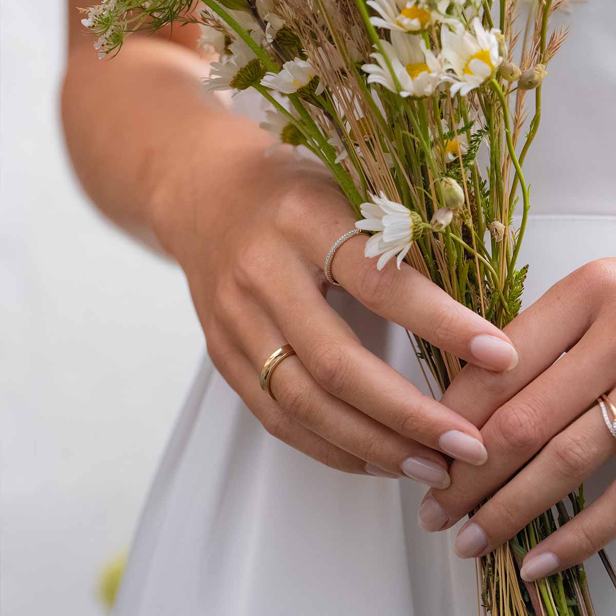 Model trägt den Ehering in Kombination