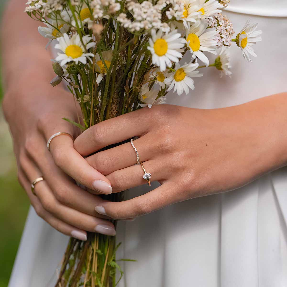 Ring mit Wellenform kombiniert an der Hand