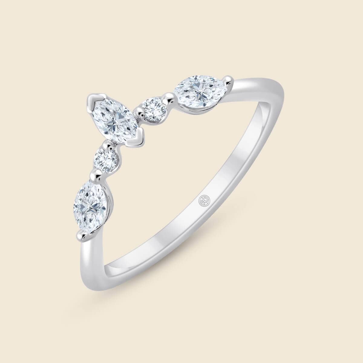 Auffallender Ring mit fünf besetzen Labor-Diamanten