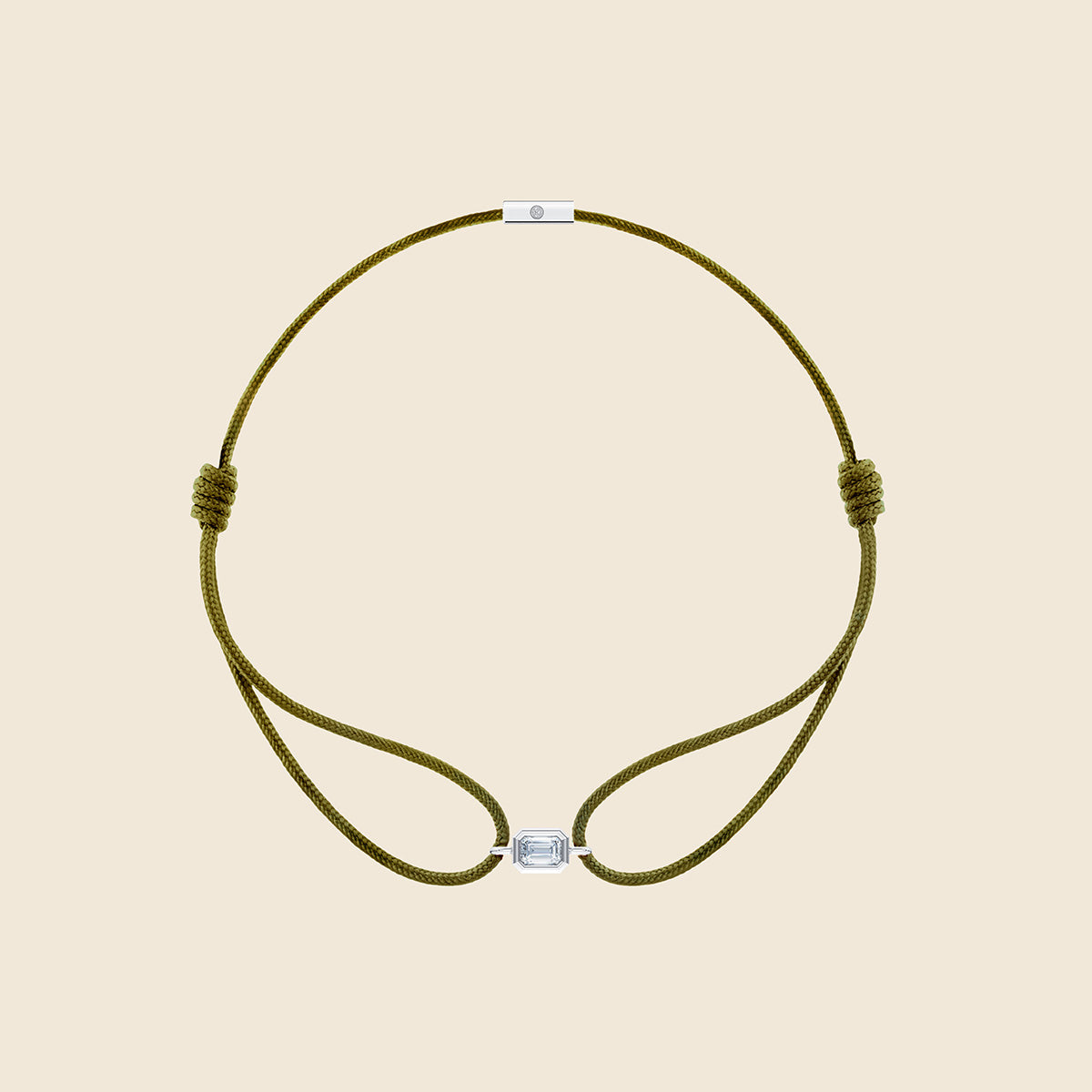khakifarbenes Kordarmaband mit Lab Diamanten in Smaragd-Schliff in weißgoldener Fassung