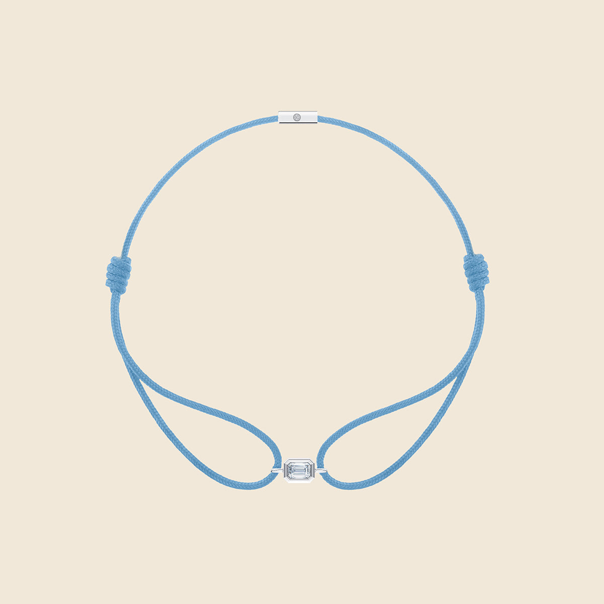 hellblaues Kordarmaband mit Lab Diamanten in Smaragd-Schliff in weißgoldener Fassung