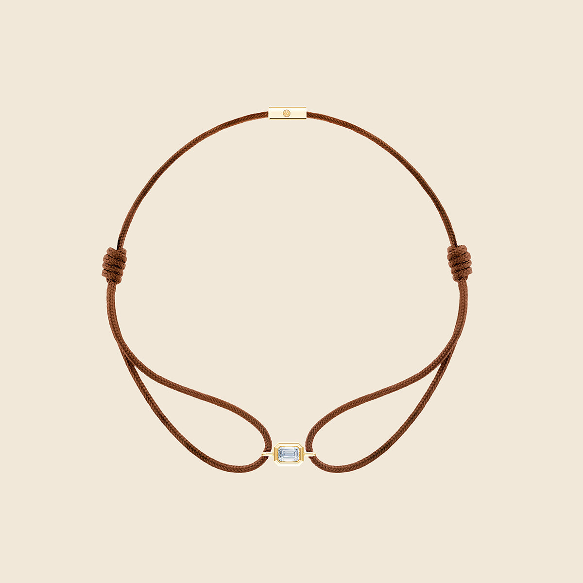 braunes Kordarmband mit Lab Diamanten in Smaragd-Schliff und goldener Fassung