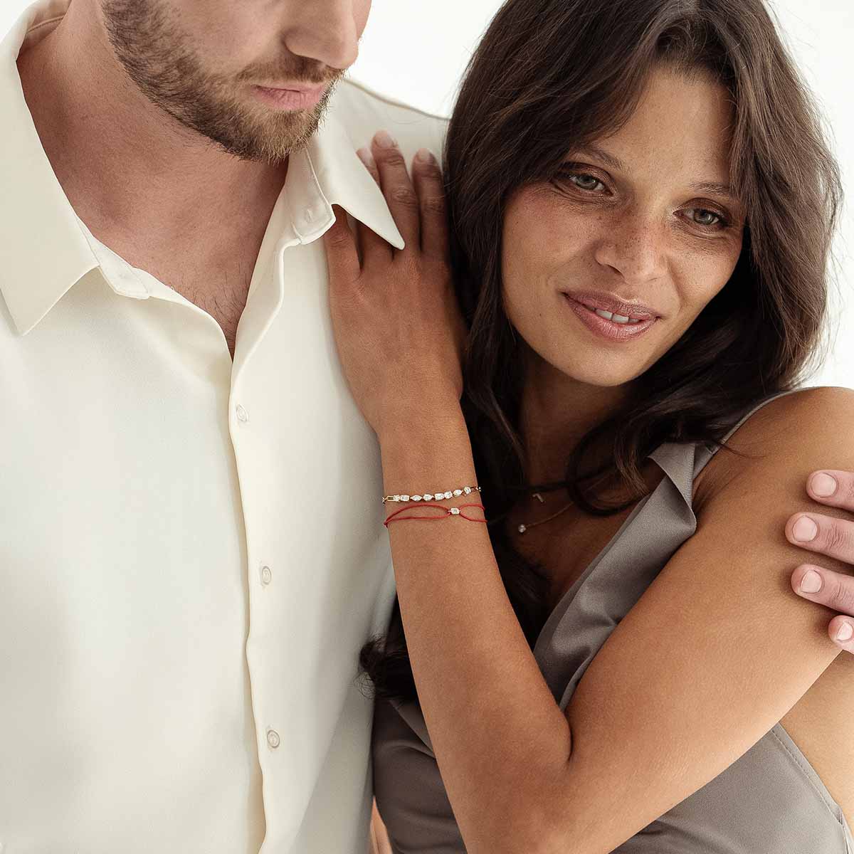 Model trägt rotes Kordarmband mit Lab Diamanten in Smaragd-Schliff