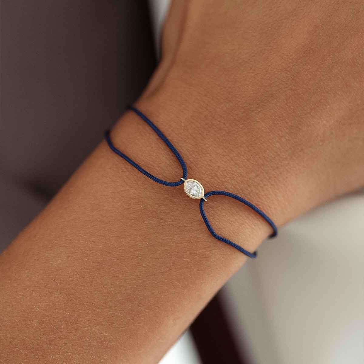 Nahaufnahme von Model, dass Kordarmband in dunkelblau trägt