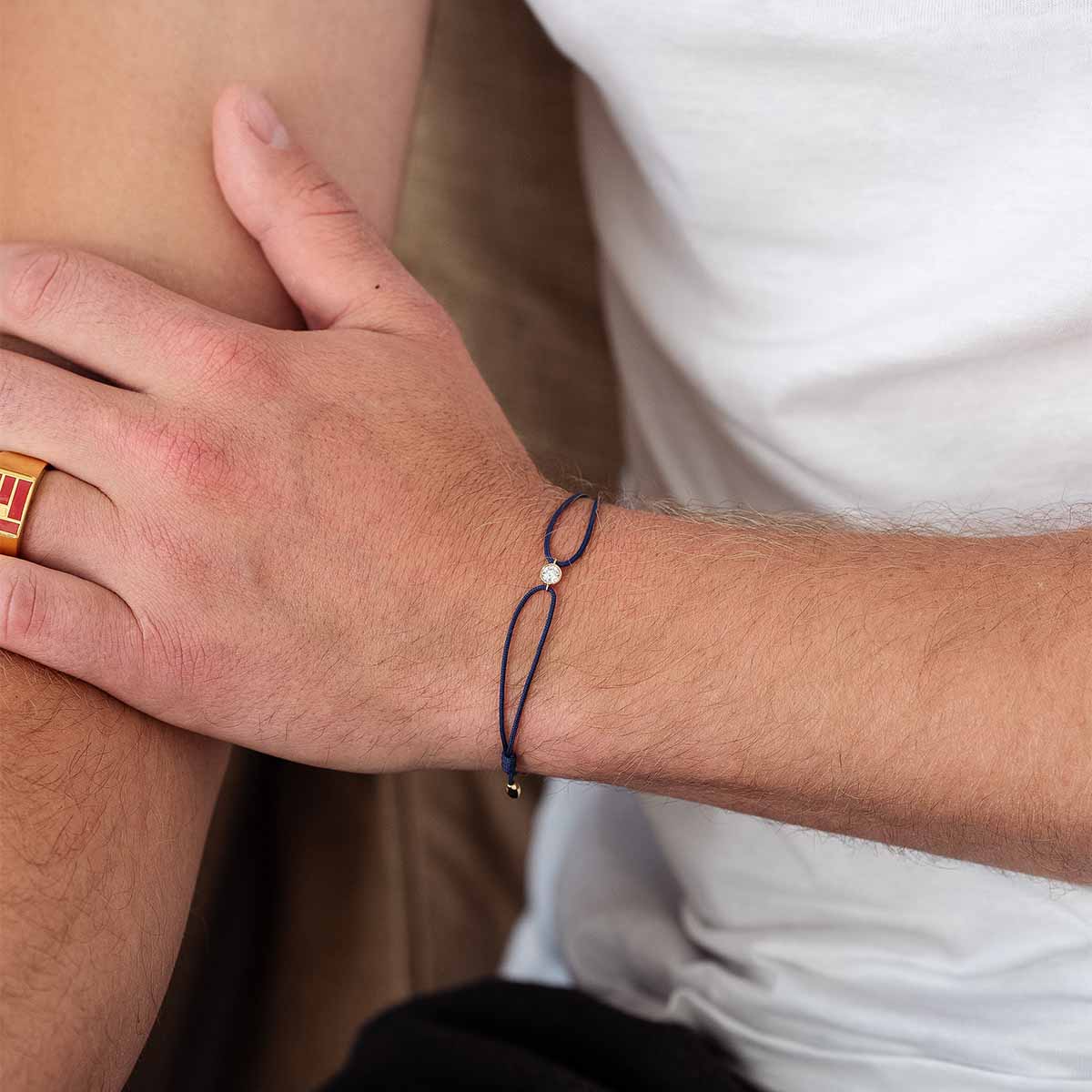 Male-Model trägt dunkelblaues Kordarmband