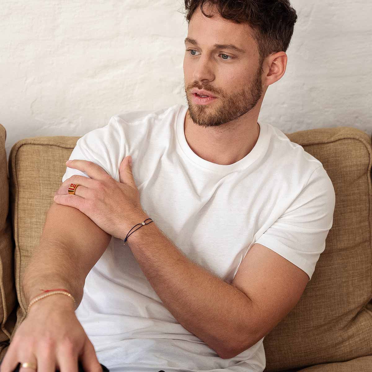 Male-Model trägt Kordarmbänder in Kombination