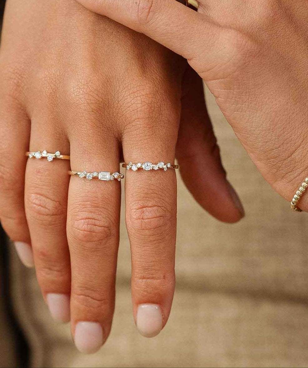 Model trägt 3 Ringe mit Lab Diamanten in verschiedenen Variationen