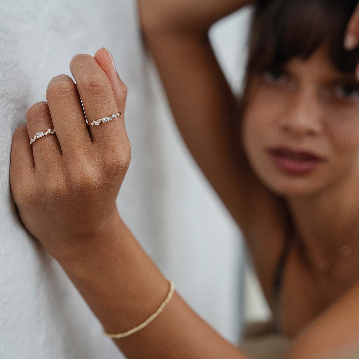 Model trägt zwei Ringe mit Lab Diamanten in verschiedenen Schliffen