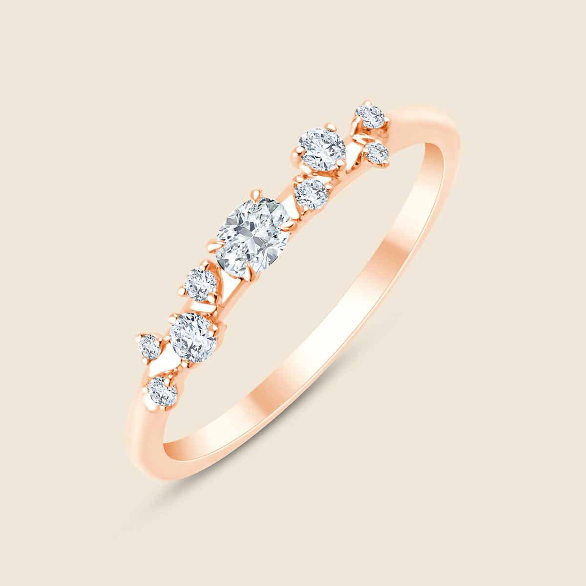 Ring in Rose mit zentralem Lab Diamanten in Ovalschliff, beidseitig davon runde Diamanten