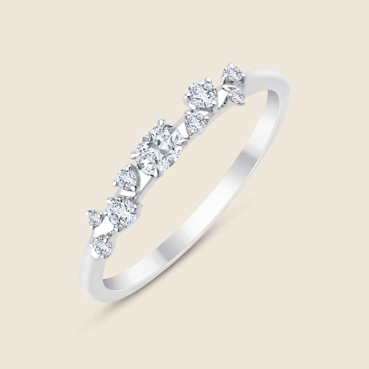 Ring in Weißgold mit zentralem Lab Diamanten in Ovalschliff, beidseitig davon runde Diamanten