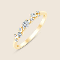 Goldring besetzt mit kleinen Lab Diamanten und Zentralem in Marqise-Schliff