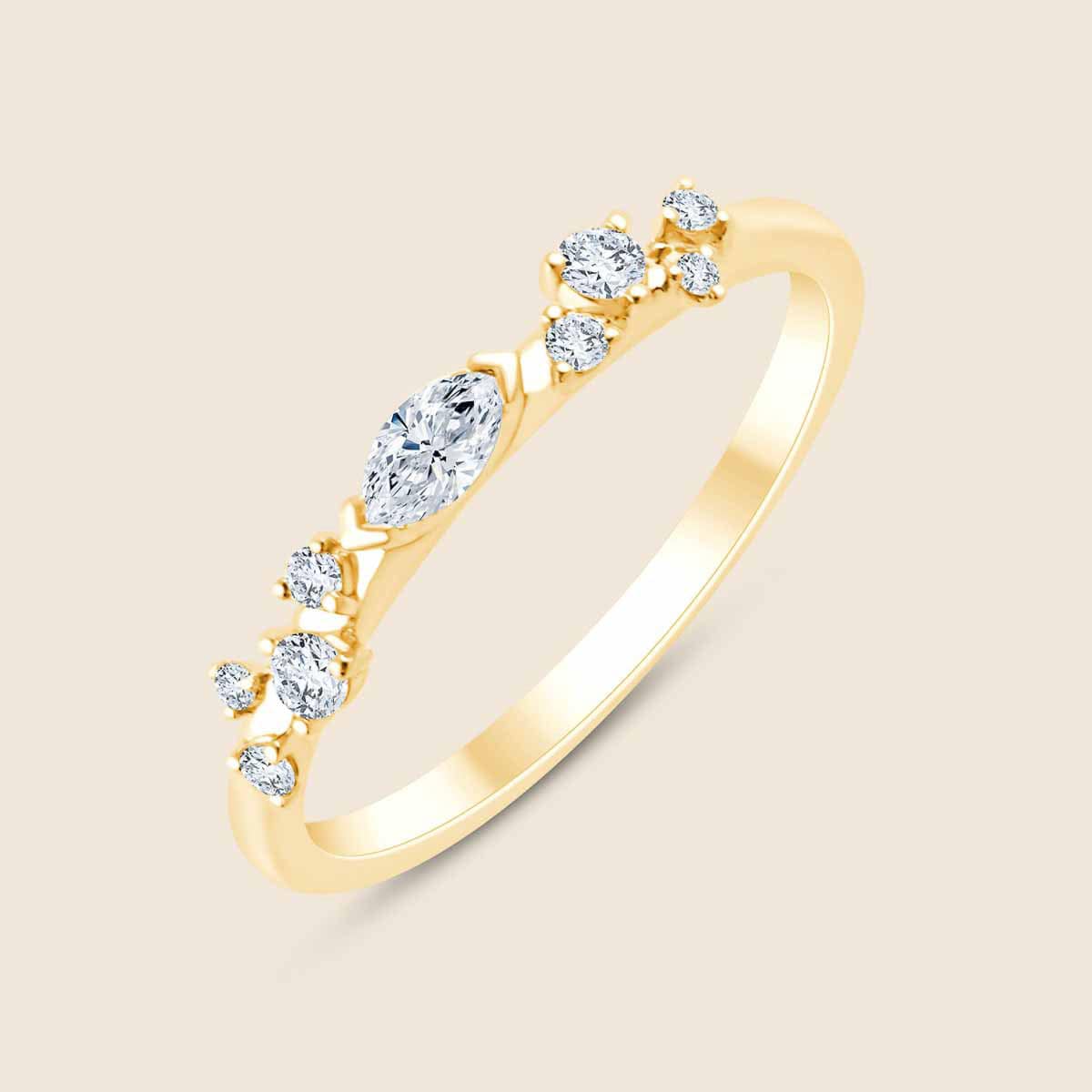 Goldring besetzt mit kleinen Lab Diamanten und zentralem Diamant in Marqise-Schliff