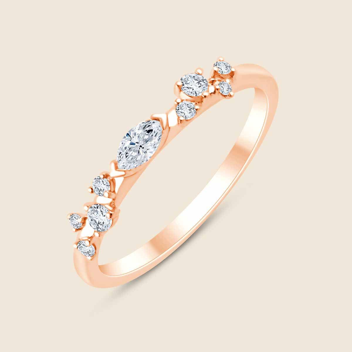 Ring in Rose mit kleinen Lab Diamanten, mittig Diamant in Marqise-Schliff