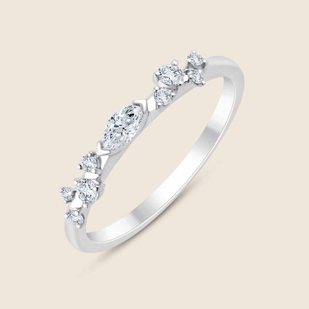 Ring in Weißgold besetzt mit kleinen Lab Diamanten und zentralem Diamant in Marqise-Schliff