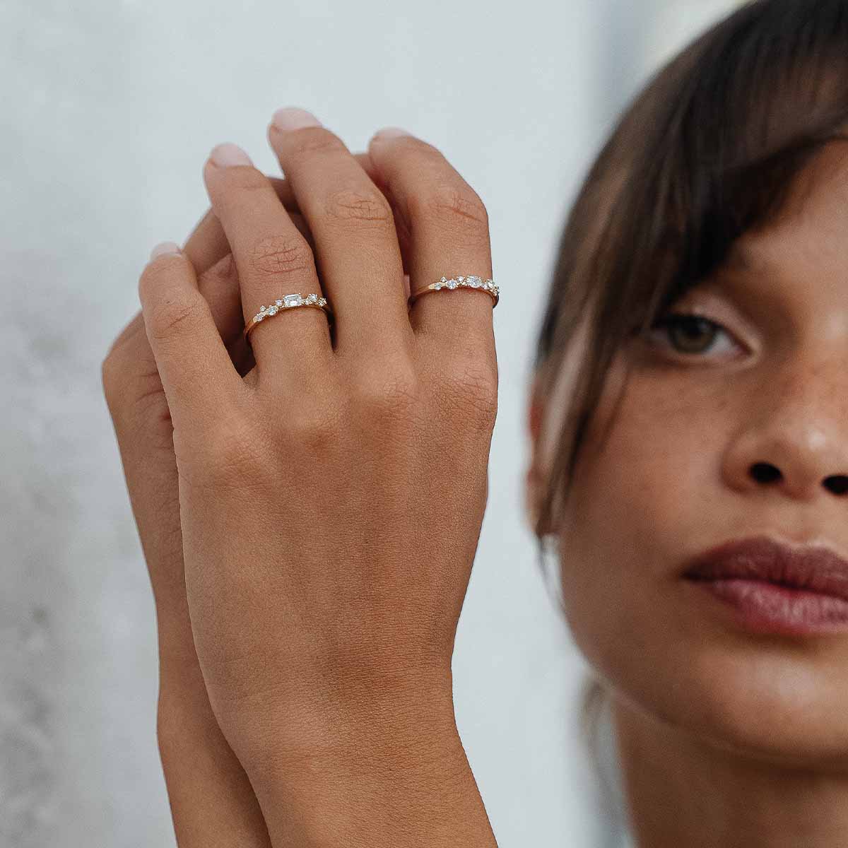 Model trägt zwei Ringe mit Lab Diamanten in verschieden Schliffen
