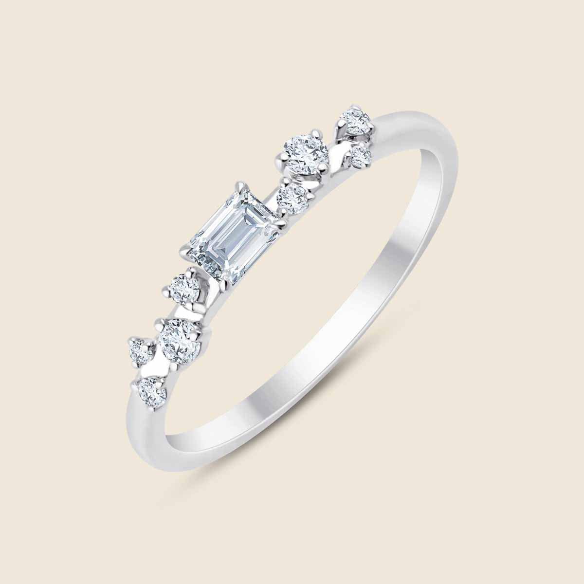 Ring in Weißgold mit Lab Diamant in Emerald-Schliff, darum kleine Diamanten