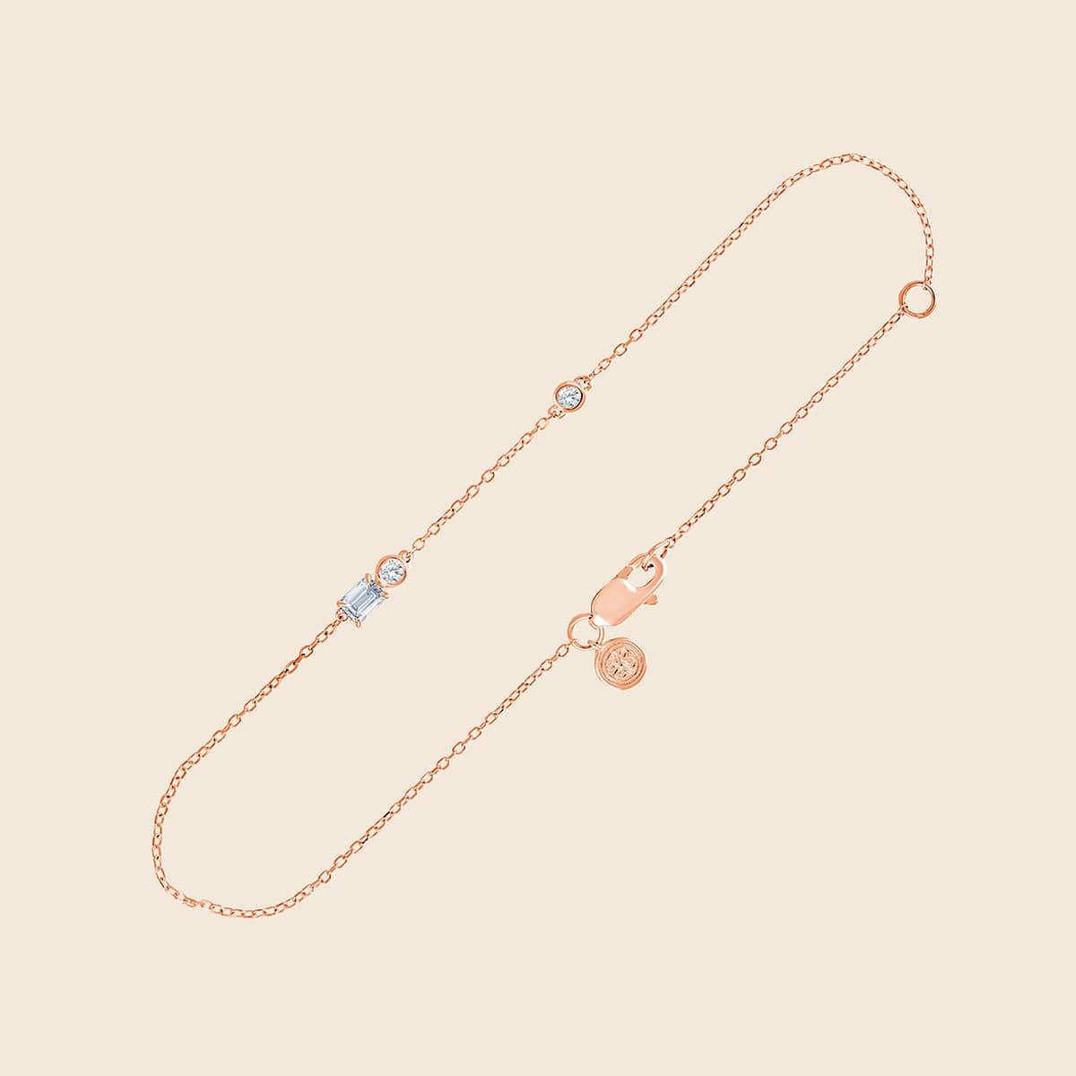 Armband in Rose mit drei Lab Diamanten in Rund- und Smaragtschliff