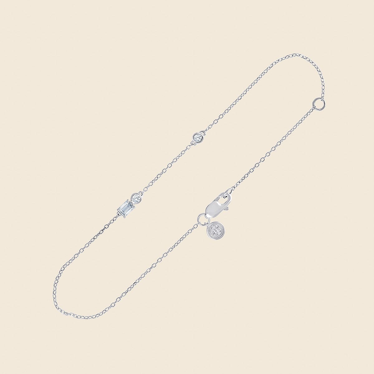 Armband mit rund- und smaragtgeschliffenen Lab Diamanten in Weiißgold